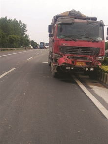 大货车“斗气”将轿车撞进附近工地